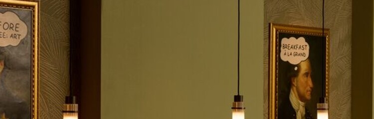 Drei historische Porträts an einer Wand, jedes mit einem Sprechblasen-Text, der humorvolle Botschaften über Kaffee und Frühstück vermittelt. Warme Beleuchtung schafft eine gemütliche Atmosphäre.
